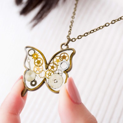 Pandantiv fluture steampunk cu piese de ceas și lanț • WING • Bronz