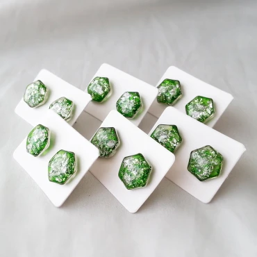 Cercei cu Foiță din Argint în rășină verde  • GREEN HEXA • Oțel Inoxidabil
