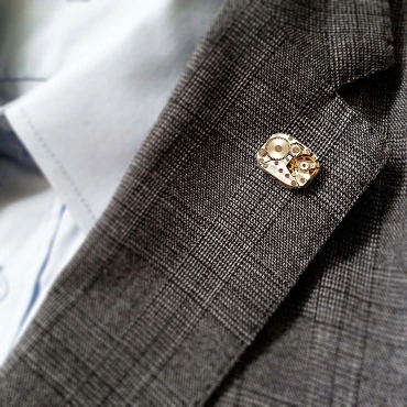 Insignă cu pin de rever steampunk din mecanism de ceas cu rubine încrustate  • GRANDI • 