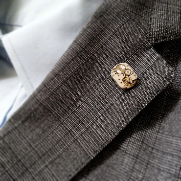 Insignă cu pin de rever steampunk din mecanism de ceas cu rubine încrustate • MEDIO •