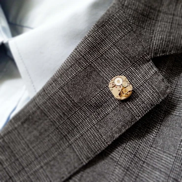 Insignă cu pin de rever steampunk din mecanism de ceas cu rubine încrustate • PICCOLO • 
