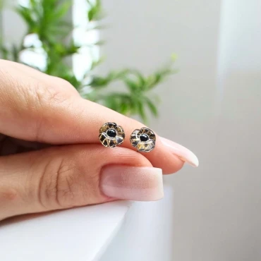 Cercei mini cu șurub, floare din rașină • BLACK FLORA • Oțel Inoxidabil