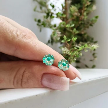 Cercei mini cu șurub, floare din rașină • GREEN FLORA • Oțel Inoxidabil